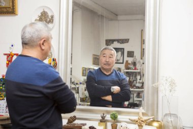 Dışavurumcu ressam sanat stüdyosunda