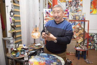 Dışavurumcu ressam sanat stüdyosunda