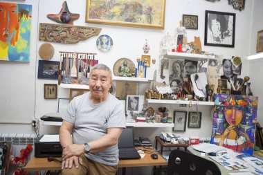 Dışavurumcu ressam sanat stüdyosunda