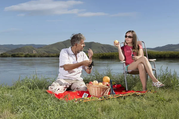 Glückliche Menschen picknicken draußen — Stockfoto