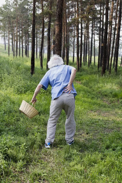 On the walk of an elderly man with back pain — Stock Photo, Image