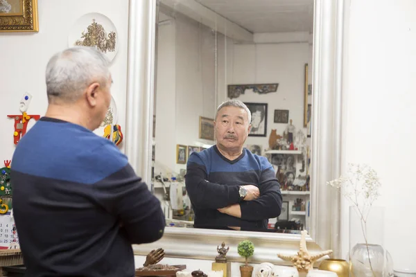 Expressionistischer Künstler in seinem Atelier — Stockfoto