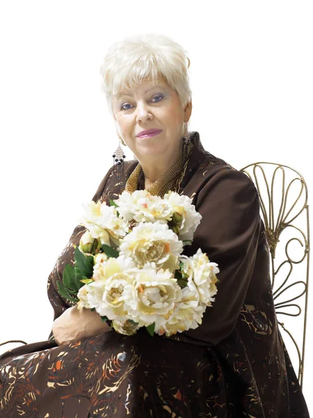 Beautiful blonde mature woman with a bouquet of flowers — Stock Photo, Image