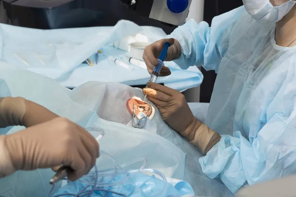 Κρυσταλλοειδής φακός αντικαταστάσιμες χειρουργική μέθοδος — Φωτογραφία Αρχείου