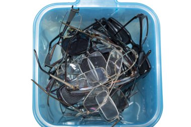 Çöp konteyner eski gözlük