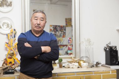 Dışavurumcu ressam sanat stüdyosunda