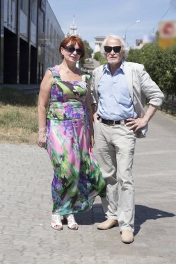 Yaşlı karı koca bir yürüyüşe