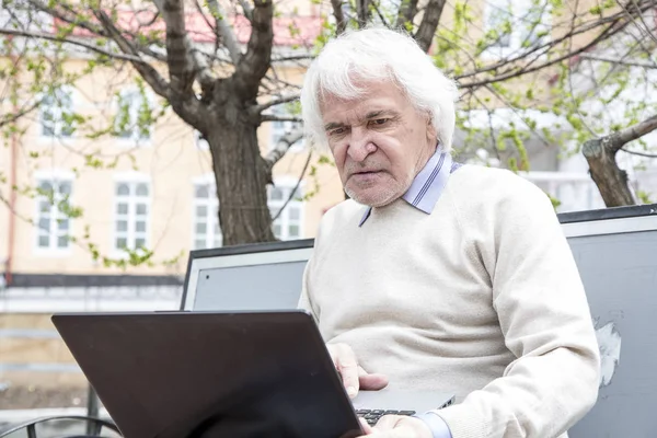 Senior benutzt Laptop im Freien — Stockfoto