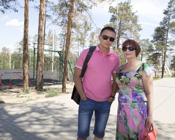 Genç adam annesi ile parkta — Stok fotoğraf
