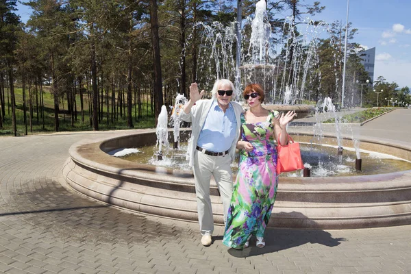 Anziani marito e moglie per una passeggiata — Foto Stock