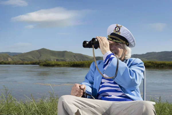 Il capitano guarda attraverso il binocolo — Foto Stock