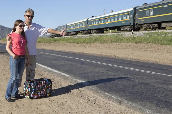Couple of tourists travel the world hitchhiking — Stock Photo, Image