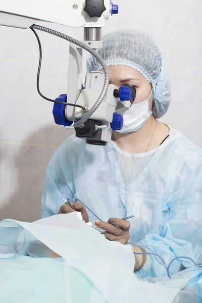 Κρυσταλλοειδής φακός αντικαταστάσιμες χειρουργική μέθοδος — Φωτογραφία Αρχείου