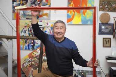 Dışavurumcu ressam sanat stüdyosunda