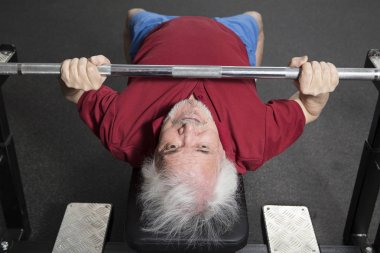 Yaşlı adam jimnastik salonu