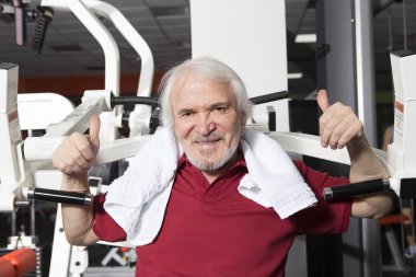 Yaşlı adam jimnastik salonu