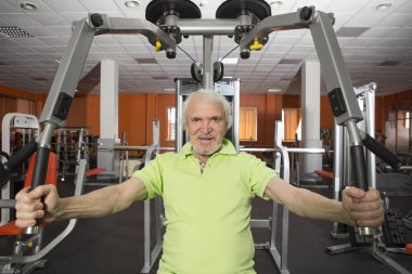 Yaşlı adam jimnastik salonu