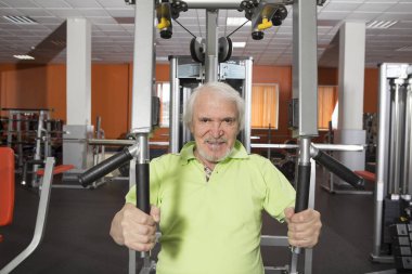 Yaşlı adam jimnastik salonu