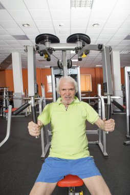 Yaşlı adam jimnastik salonu