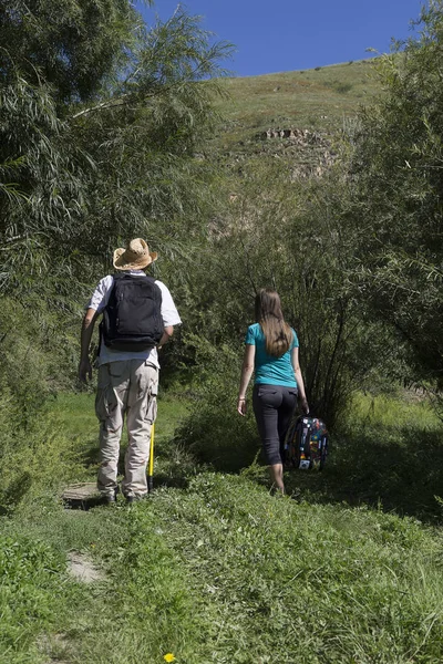 Romantic couple of tourists walking in love in the mountains — Stock Photo, Image