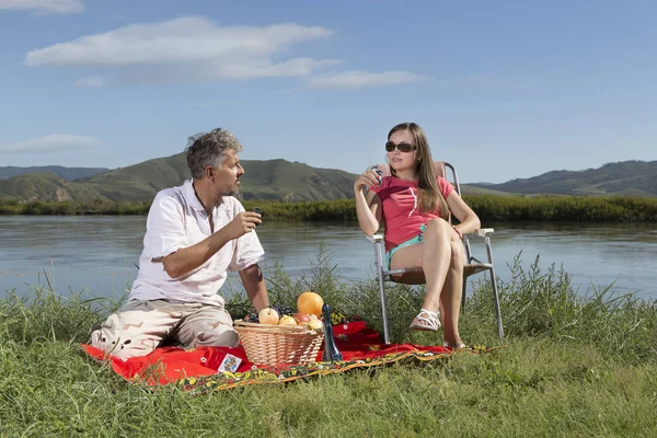 Glückliche Menschen picknicken draußen — Stockfoto