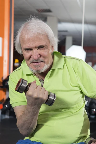 Anciano en el gimnasio —  Fotos de Stock