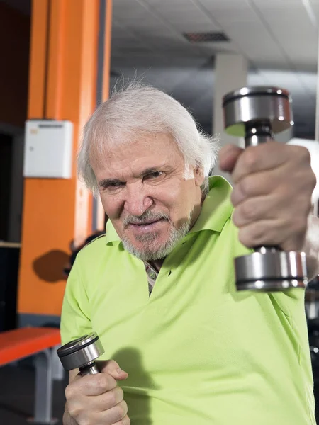 Äldre man i gymmet — Stockfoto