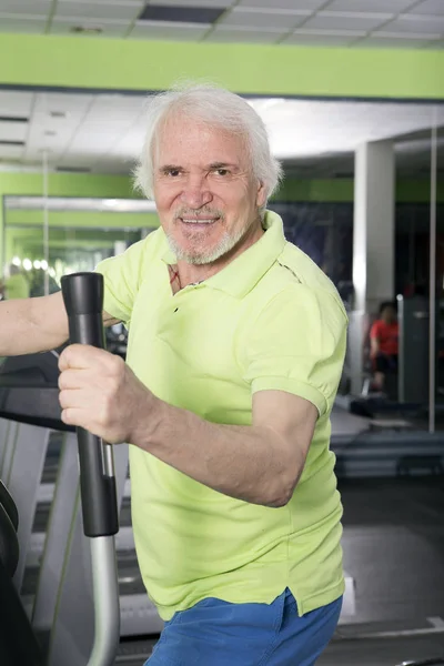 Homme âgé dans la salle de gym — Photo