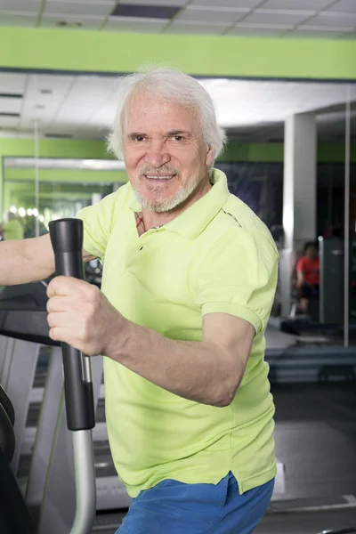 Uomo anziano in palestra — Foto Stock