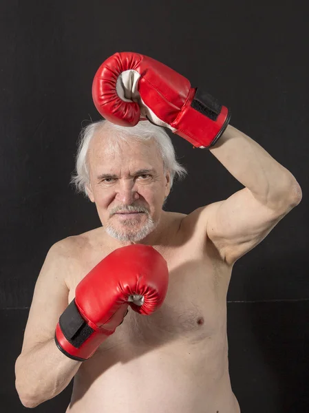 Retrato de boxeador senior sobre fondo oscuro — Foto de Stock