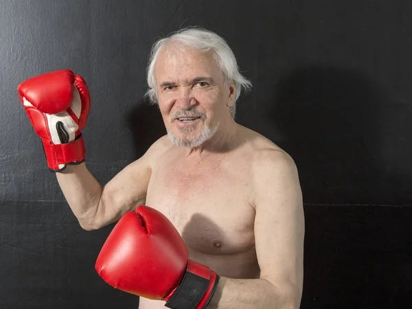 Retrato de boxeador senior sobre fondo oscuro —  Fotos de Stock