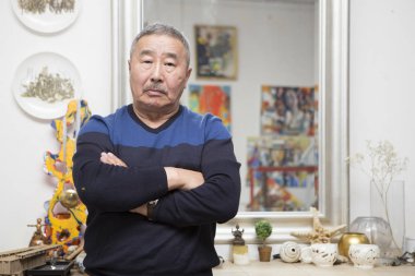 Dışavurumcu ressam sanat stüdyosunda