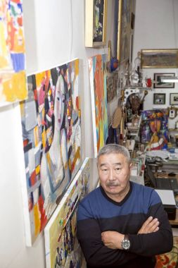 Dışavurumcu ressam sanat stüdyosunda