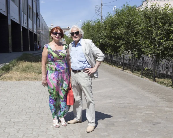 Пожилые муж и жена на прогулке — стоковое фото