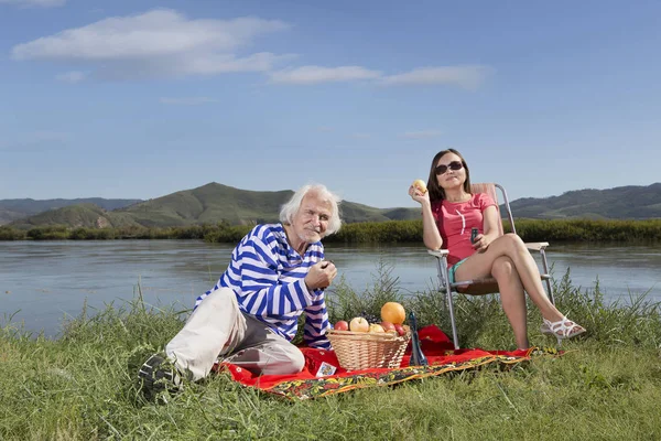 Glückliche Menschen picknicken draußen — Stockfoto
