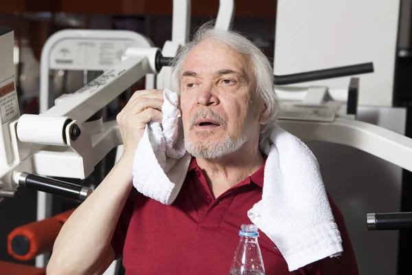 Äldre man i gymmet — Stockfoto