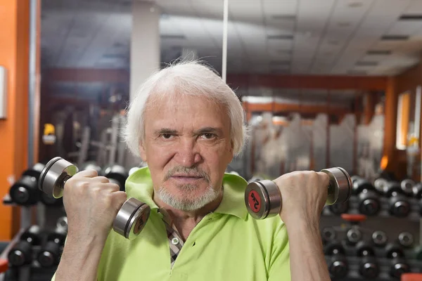 Anciano en el gimnasio —  Fotos de Stock