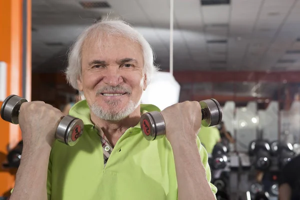 Anciano en el gimnasio —  Fotos de Stock