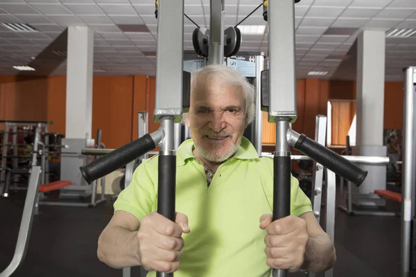 Starszy mężczyzna w siłowni — Zdjęcie stockowe