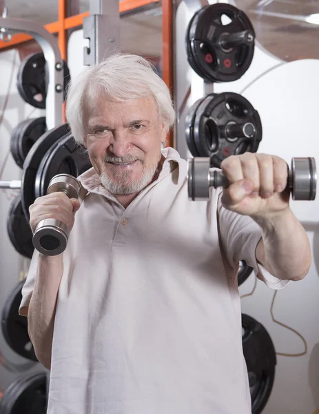 Starszy człowiek w centrum fitness — Zdjęcie stockowe
