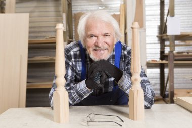 Küçük mobilya Fabrikası'nda el yapımı iş.