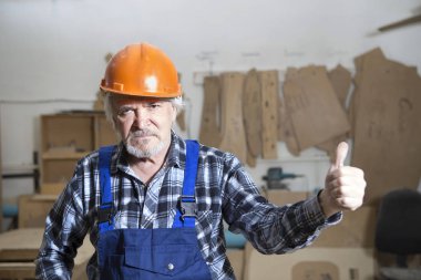 Küçük mobilya Fabrikası'nda el yapımı iş.