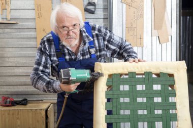 Küçük mobilya Fabrikası'nda el yapımı iş.