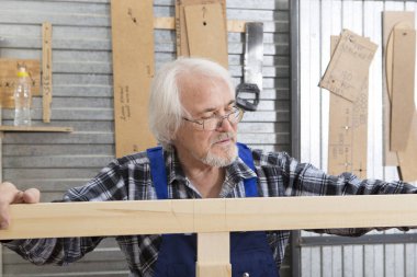 Küçük mobilya Fabrikası'nda el yapımı iş.