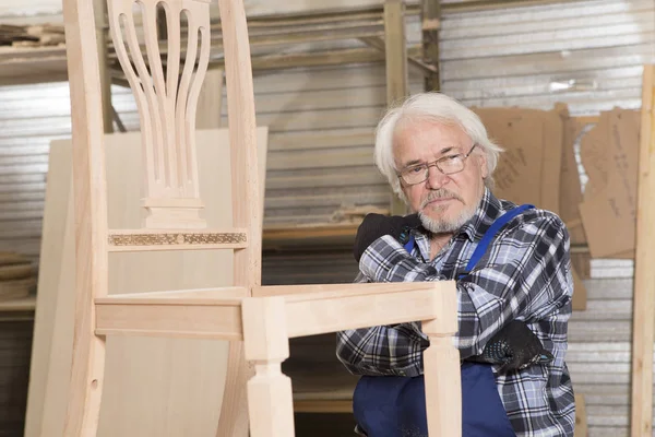 Negocios hechos a mano en una pequeña fábrica de muebles . — Foto de Stock