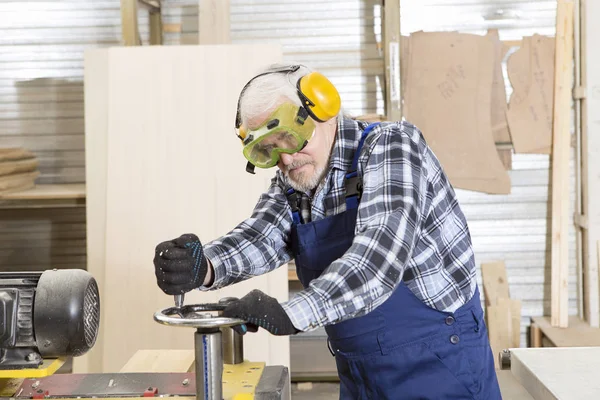 Handarbeit in einer kleinen Möbelfabrik. — Stockfoto