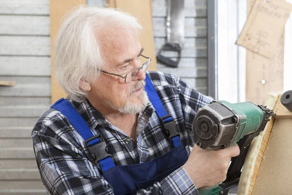 Handarbeit in einer kleinen Möbelfabrik. — Stockfoto