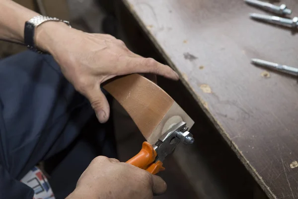 Negocios hechos a mano en una pequeña fábrica de muebles . —  Fotos de Stock