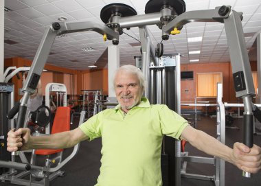Yaşlı adam jimnastik salonu