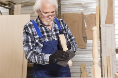 Küçük mobilya Fabrikası'nda el yapımı iş.